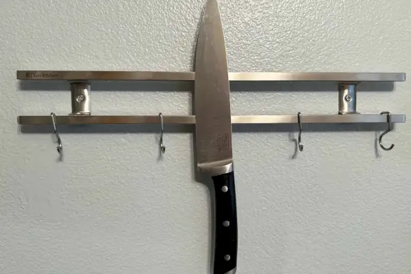 מחזיק סכין מגנטי Eco-Kitchen עם סכין על קיר לבן
