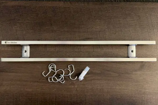 מחזיק סכין מגנטי Eco-Kitchen מפורק על שולחן