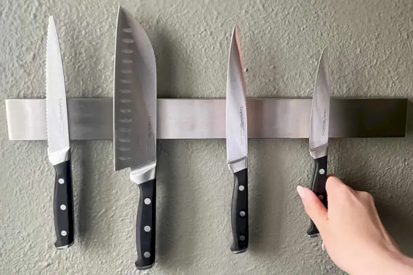 בר לאחסון סכיני Zwilling עם מישהו שלוטף סכין