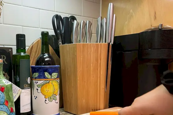 360KnifeBlock ה-360KB על דלפק שיש במטבח