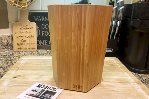360KnifeBlock ה-360KB על קרש חיתוך עץ על דלפק שיש למטבח