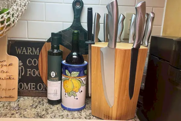 360KnifeBlock ה-360KB על דלפק שיש במטבח