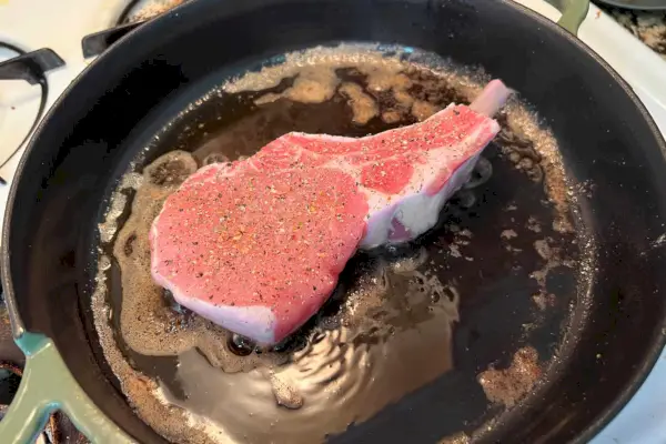 ein Steak, das in einer Our Place Always-Pfanne gegart wird