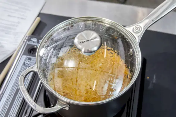 Reis kochen im abgedeckten Le Creuset Toughened Nonstick Pro 10-teiligen Kochtopf-Set