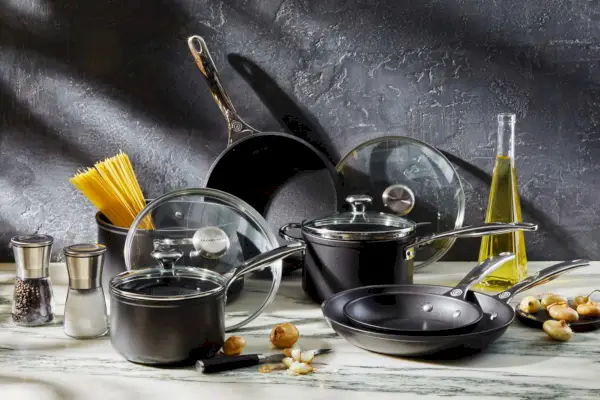 Le Creuset Toughened Nonstick Pro 10-teiliges Kochgeschirrset mit Deckel auf der Arbeitsplatte