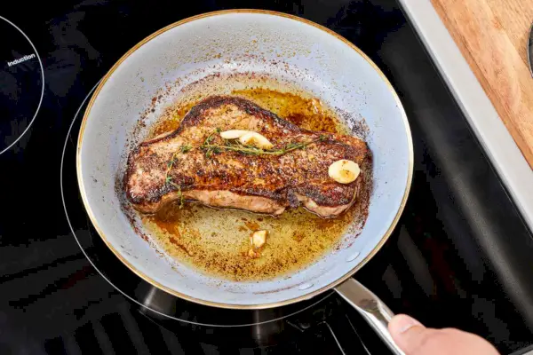 Fleisch wird in der beschichteten Pfanne gegart