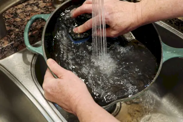 Händewaschen der Le Creuset Classic emaillierten Gusseisenpfanne