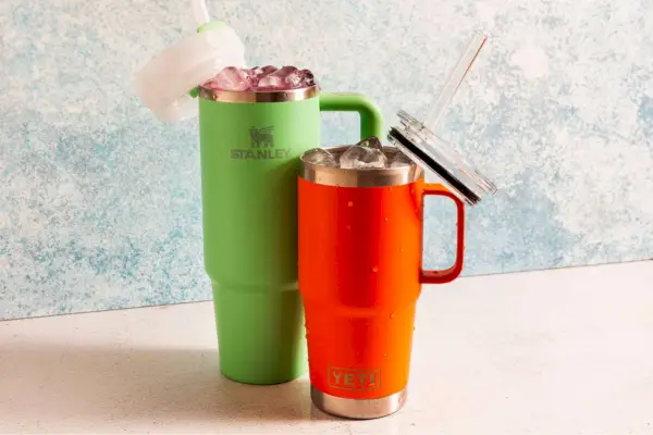 Wir haben den Stanley Quencher im Vergleich zum Yeti Rambler getestet – das haben wir herausgefunden