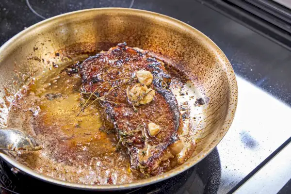 Osoba merajúca teplotu Tramontina 80116/005DS Gourmet nerezová trojvrstvová panvica pripravená na indukčné vyprážanie 10 palcov