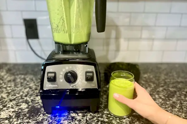 Erson מקיים שיעור ליד Vitamix Propel 750