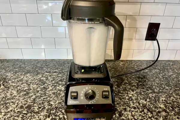 Vitamix Propel 750 יושב על השיש במטבח