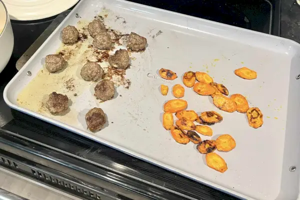 Kümmelblechpfanne mit Fleischbällchen und Karotten