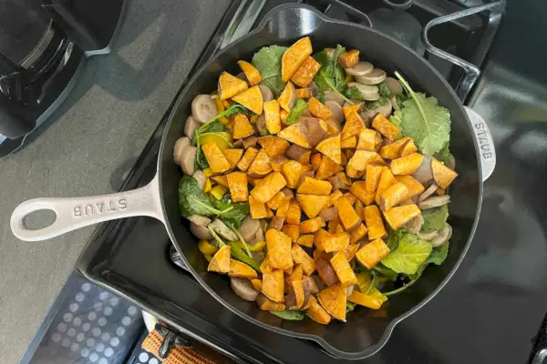 Kochen von Speisen in der traditionellen 11-Zoll-Tiefpfanne aus Gusseisen von Staub