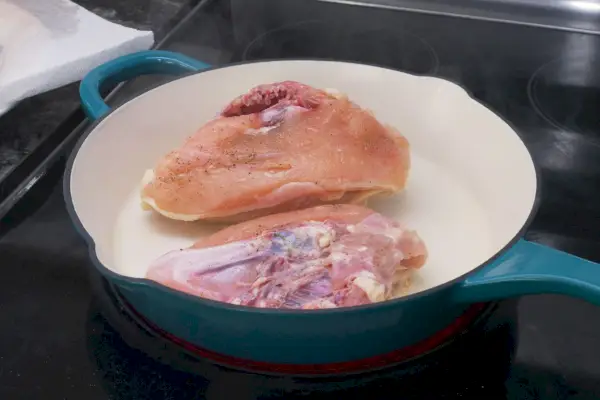 Hähnchengaren in der Crock Pot Artisan Gusseisenpfanne