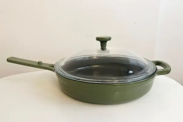 a Our Place schwenkt immer auf einer Theke