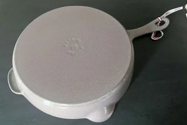Der Boden der traditionellen 11-Zoll-Tiefpfanne aus Gusseisen von Staub