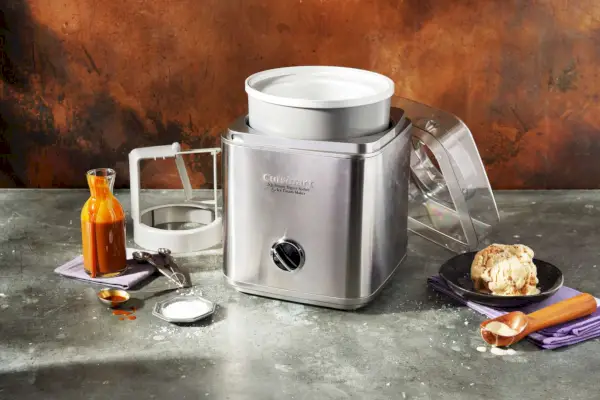 Cuisinart Pure Indulgence 2 Qt. Zmrzlinovač a jeho časti zobrazené na mramorovom sivom povrchu