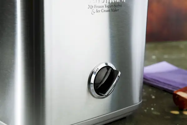 Detailný záber na ovládacie koliesko na Cuisinart Pure Indulgence 2 Qt. Výrobník zmrzliny