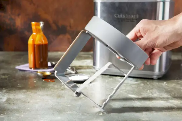 Ručná škrabka pre Cuisinart Pure Indulgence 2-Qt. Zmrzlinovač na mramorovanom sivom povrchu