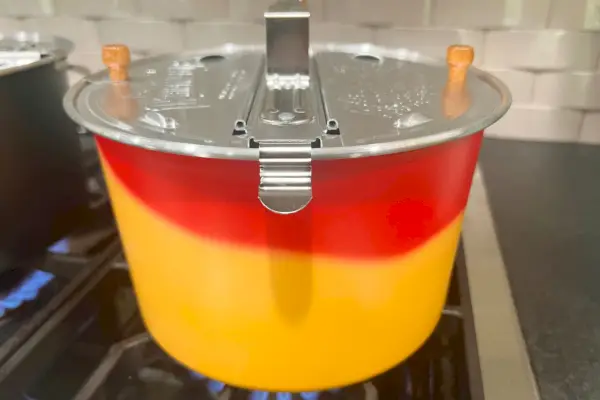 A Wabash Valley Farms Whirley Pop Color Changing Maker פופקורן מבשל על כיריים.