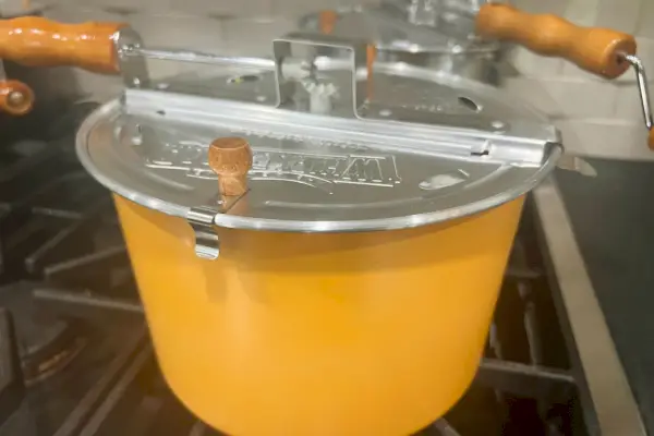 מכונת פופקורן מבושל לחלוטין של Wabash Valley Farms Whirley Pop Color Changing Maker.