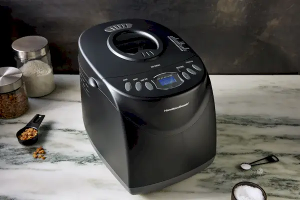材料の隣の大理石の表面にあるハミルトンビーチ デジタル ブレッド メーカー