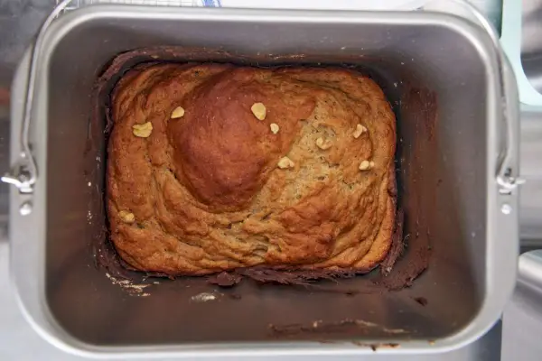 Breville Custom Loaf Bread Maker の内部容器で焼いたパンのクローズ アップ