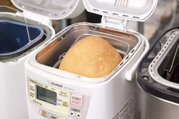 象印 ホームベーカリー ミニパンメーカー BB-HAC10 の中で他のパンメーカーと並んでパンを焼きます