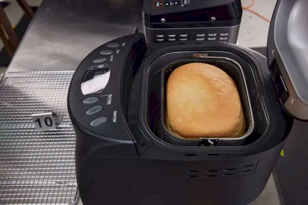 ハミルトンビーチデジタルブレッドメーカー内に並べられた焼きたてのパン
