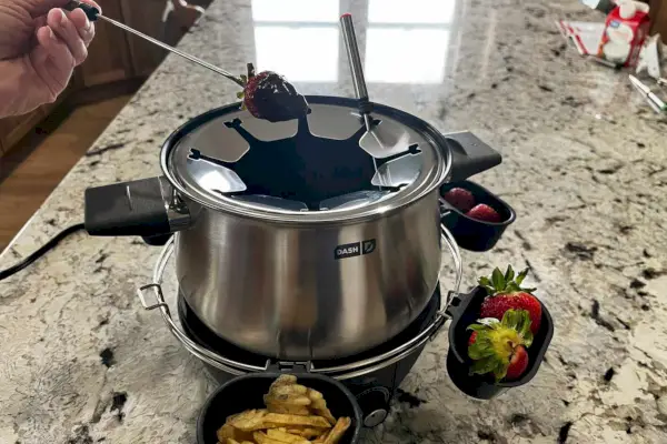 Dash Deluxe Fondue Maker (DFM250GBGY04) plnený čokoládou