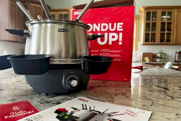 Dash Deluxe Fondue Maker (DFM250GBGY04) na kuchynskej linke