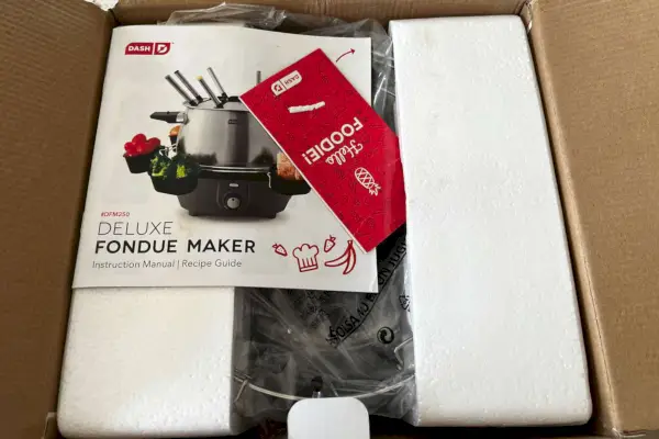 Dash Deluxe Fondue Maker (DFM250GBGY04) v krabici