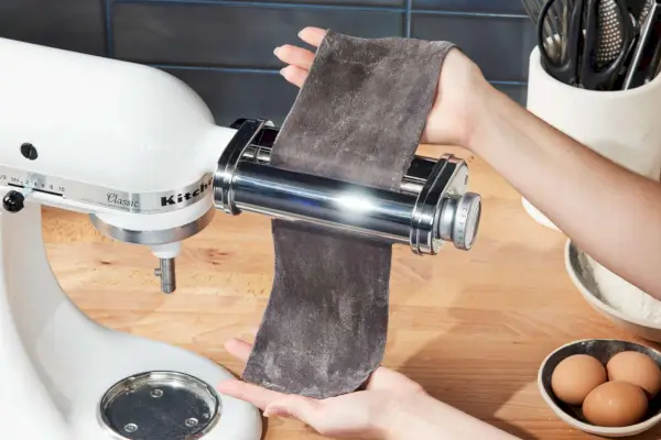 Osoba podáva cesto na cestoviny prostredníctvom 3-dielnej súpravy na výrobu cestovín KitchenAid (KSMPRA)