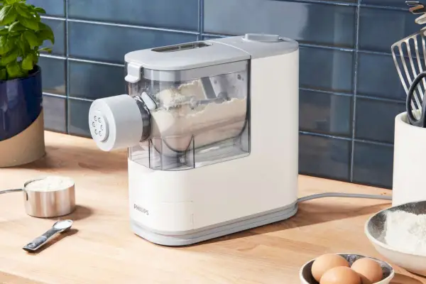 Kompaktný výrobník cestovín a rezancov Philips Viva Collection (HR2370/05) na kuchynskej linke
