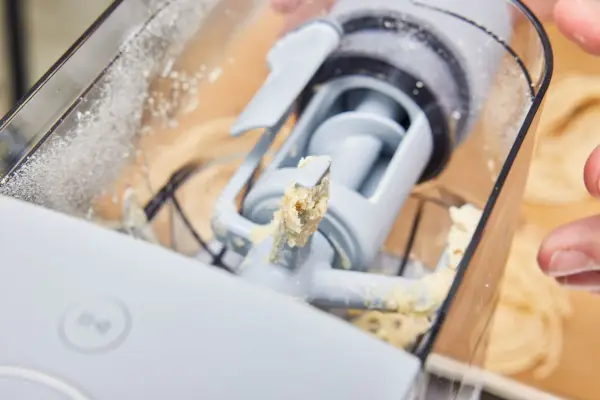 Detailný záber na vnútro zariadenia na výrobu cestovín a rezancov Philips Viva Collection s kúskami cesta na cestoviny
