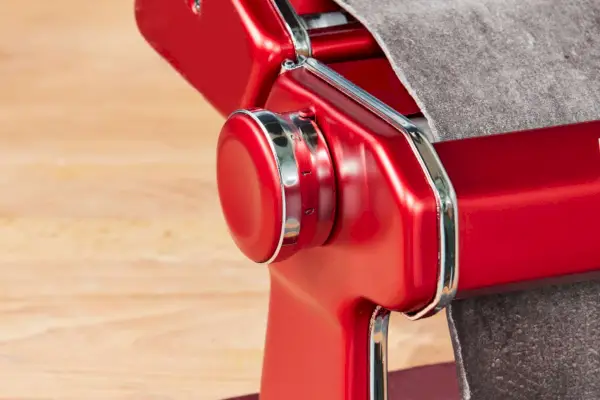 Detailný záber na číselník na stroji na cestoviny Marcato Atlas 150