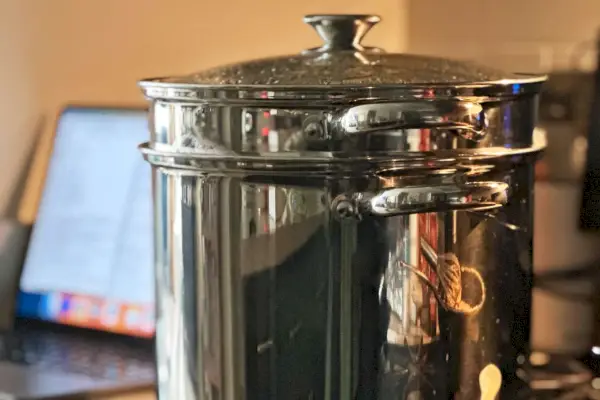 Cook N Home 4-częściowy, 8-kwartowy garnek do gotowania makaronu ze stali nierdzewnej, parowiec na blacie z laptopem w tle