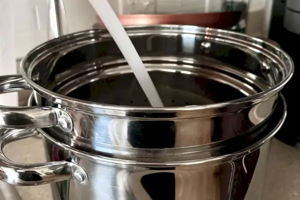 Zbliżenie boku 4-częściowego urządzenia do gotowania makaronu Cook N Home o pojemności 8 litrów ze stali nierdzewnej