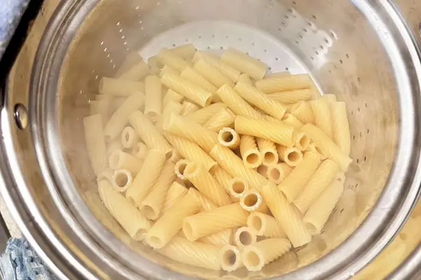 Ugotowany makaron w 4-częściowym urządzeniu do gotowania makaronu Cook N Home o pojemności 8 litrów ze stali nierdzewnej