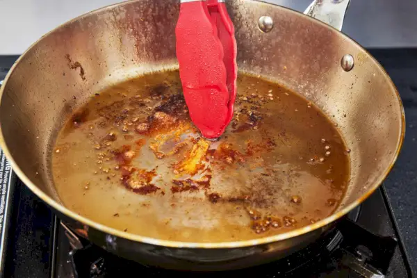 Ein 4-lagiges, modernes 9-teiliges Kupfer-Kochgeschirrset von Viking. Pfanne nach dem Kochen