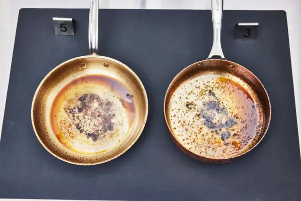 Zwei Hestan CopperBond 10-teiliges Kochgeschirr-Set mit Pfannen nach dem Kochen