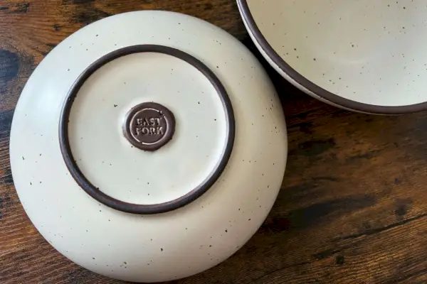 Der Boden einer East Fork Pottery Everyday Bowl