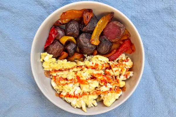West Elm Kaloh Nudelschüssel aus Steingut mit Essen darin