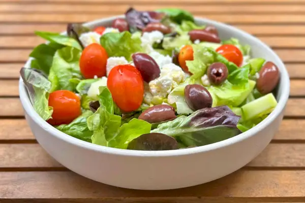 West Elm Kaloh Nudelschüssel aus Steingut mit Salat darin