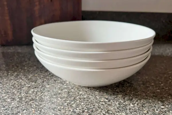 Ein Stapel von vier Year & Day Big Bowls
