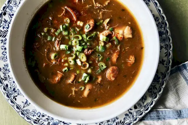 Eine Anthropologie Amelie Latte Nudelschüssel mit Suppe darin