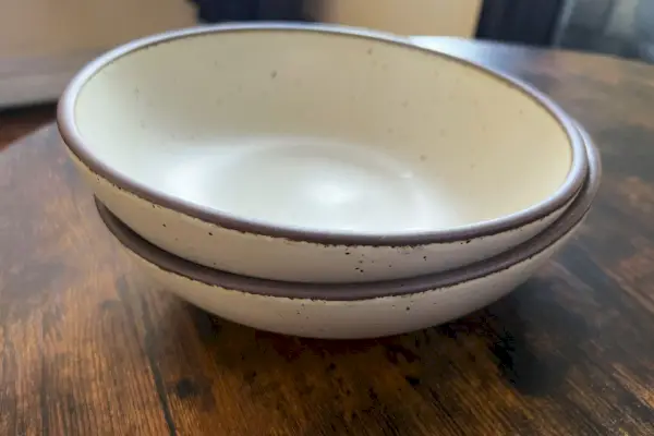 Ein Stapel von 2 East Fork Pottery Everyday Bowls auf einem Tisch