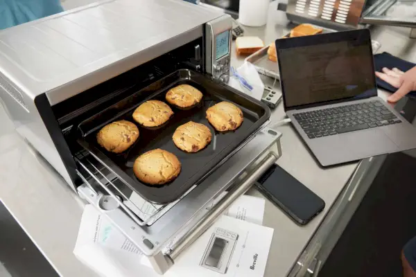 Breville スマート オーブン エアフライヤー内のクッキーのトレイ。ドアが開いた状態でカウンタートップに展示されています。