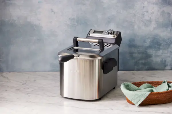 Breville BDF500XL Smart Fryer auf der Theke ausgestellt