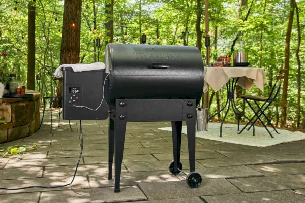 테라스에 전시된 Traeger TFB30KLF Tailgater Pellet Grill